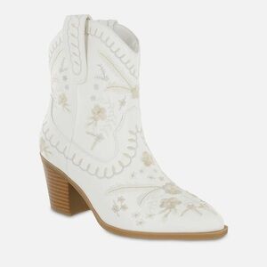 NWT MIA HOUSTONN BOOT IN WHITE